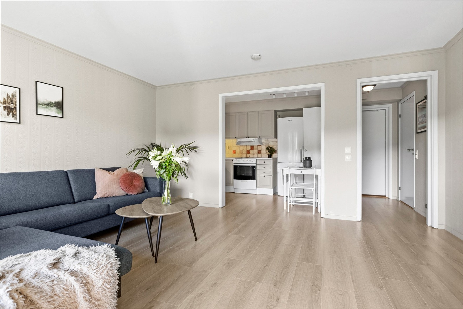 Stuen er av god størrelse og har plass til sofaseksjon og medievegg. Galleribilde