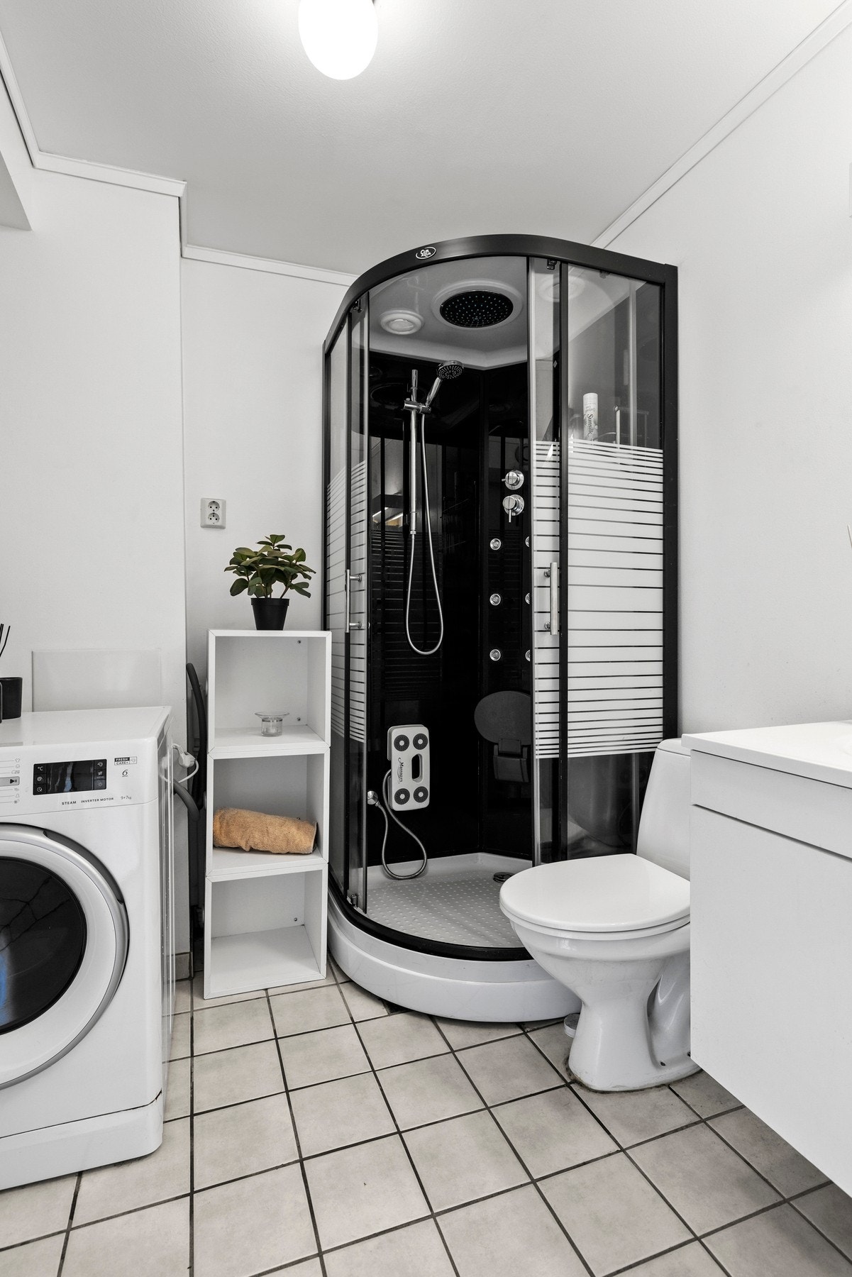 Dusjkabinett og gulvstående toalett. Galleribilde