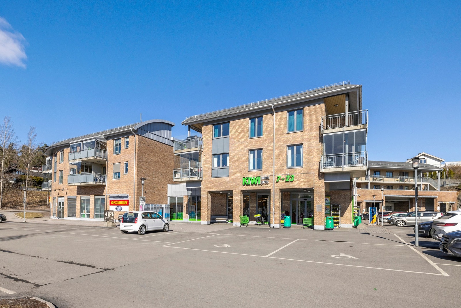 KIWI Hagan ligger ca. 3 minutter unna med bil. Galleribilde