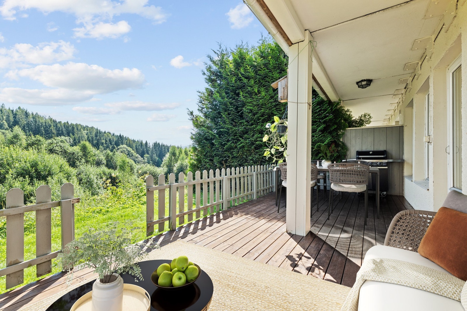 Digital styling - Herlig markterrasse med flott utsikt mot Nitelva. Galleribilde