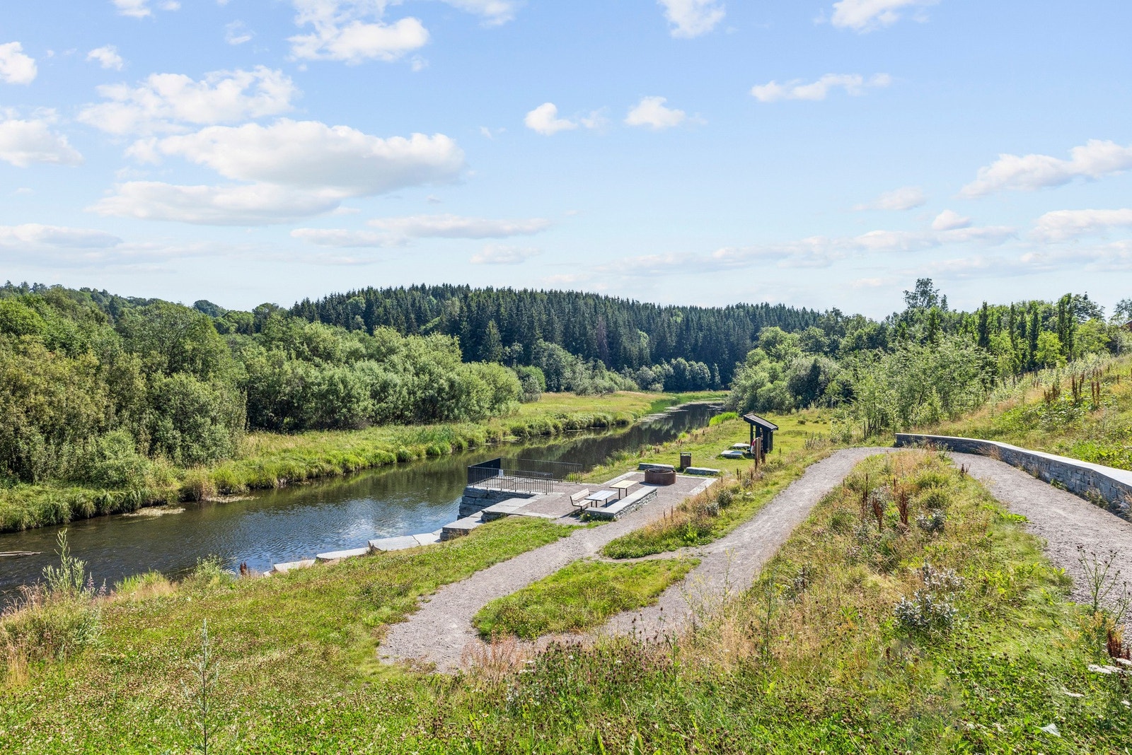 Det er umiddelbar nærhet til vakre Nitelva og naturskjønne turområder. Galleribilde
