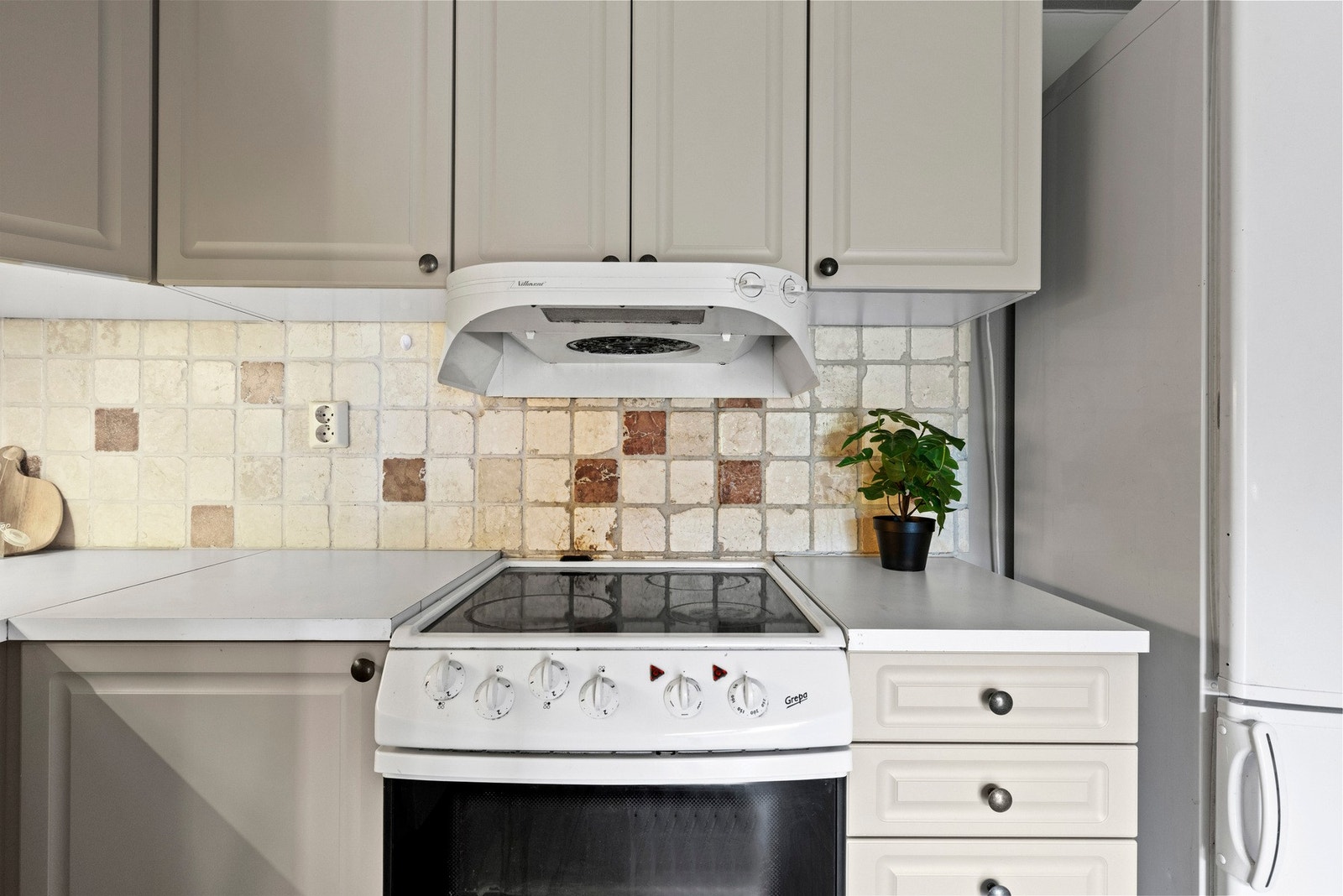 Sjarmerende fliser mellom benk og overskap. Galleribilde