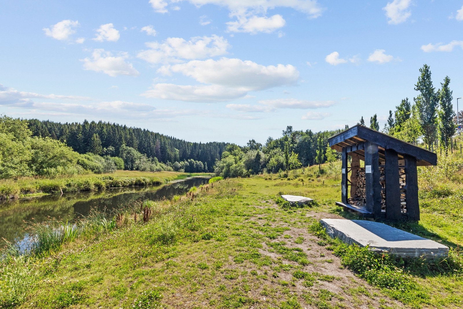 Rolige omgivelser langs Nitelva - perfekt for tur, rekreasjon og små pauser i naturen. Galleribilde