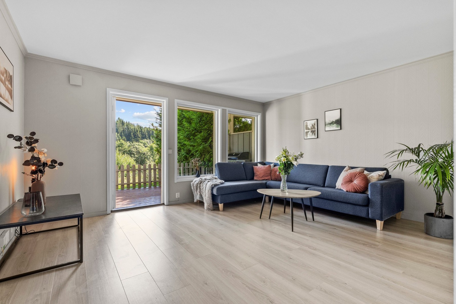 En lys og moderne 2-roms med solrik markterrasse og fin utsikt! Galleribilde