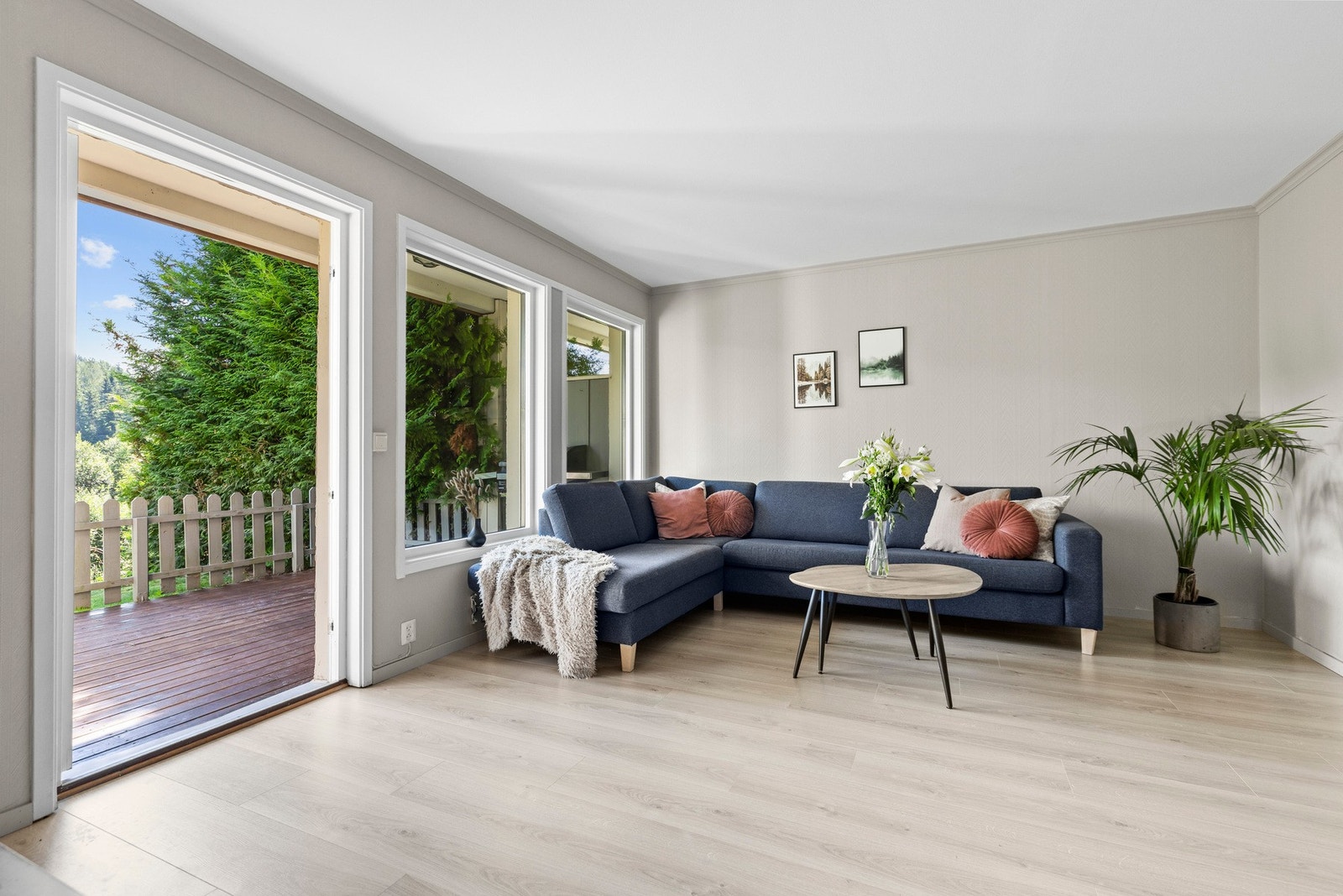 Fra stuen er det videre utgang til den flotte terrassen. Galleribilde