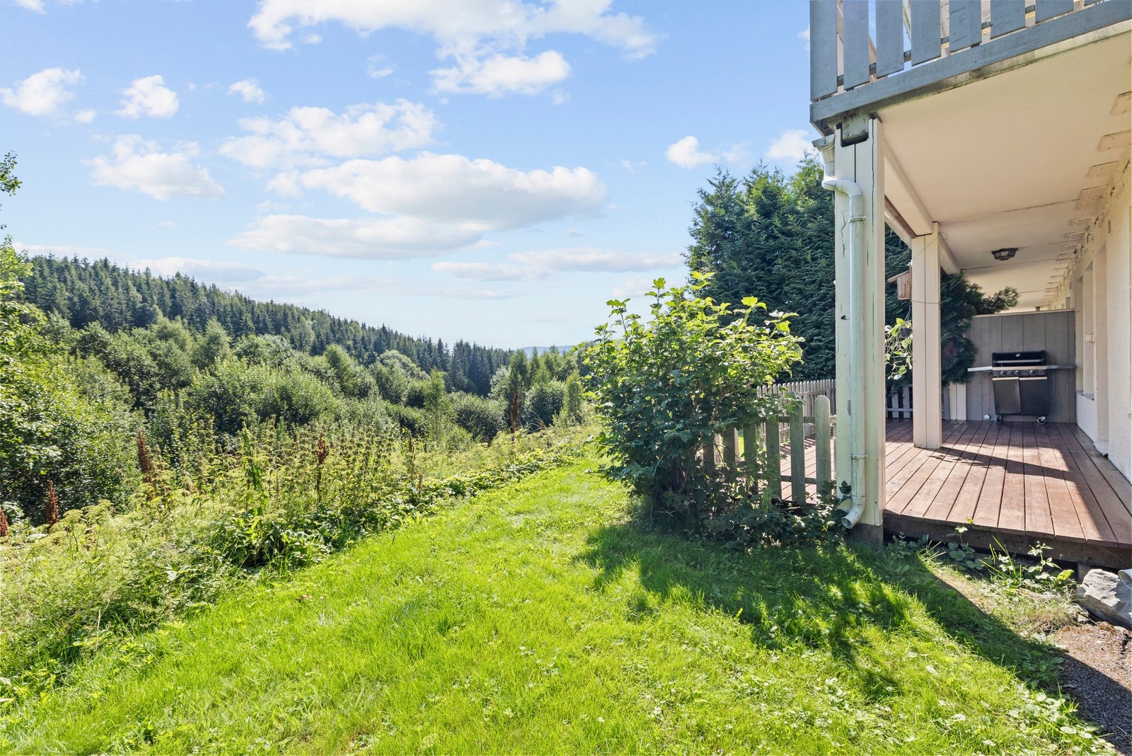 Leiligheten er omkranset av nydelige grøntarealer. Galleribilde