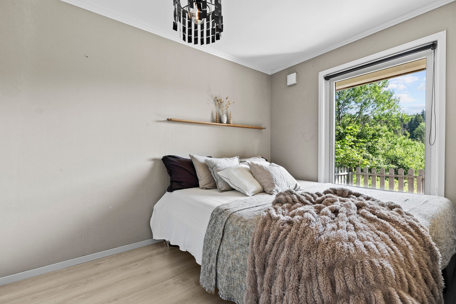 Romslig og pent soverom med hyggelig utsyn fra vindu. Galleribilde