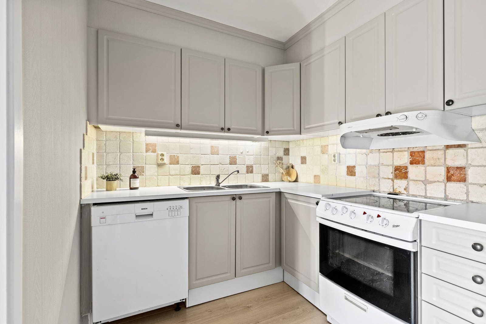 Kjøkkenet har godt med skap- og benkeplass. Galleribilde