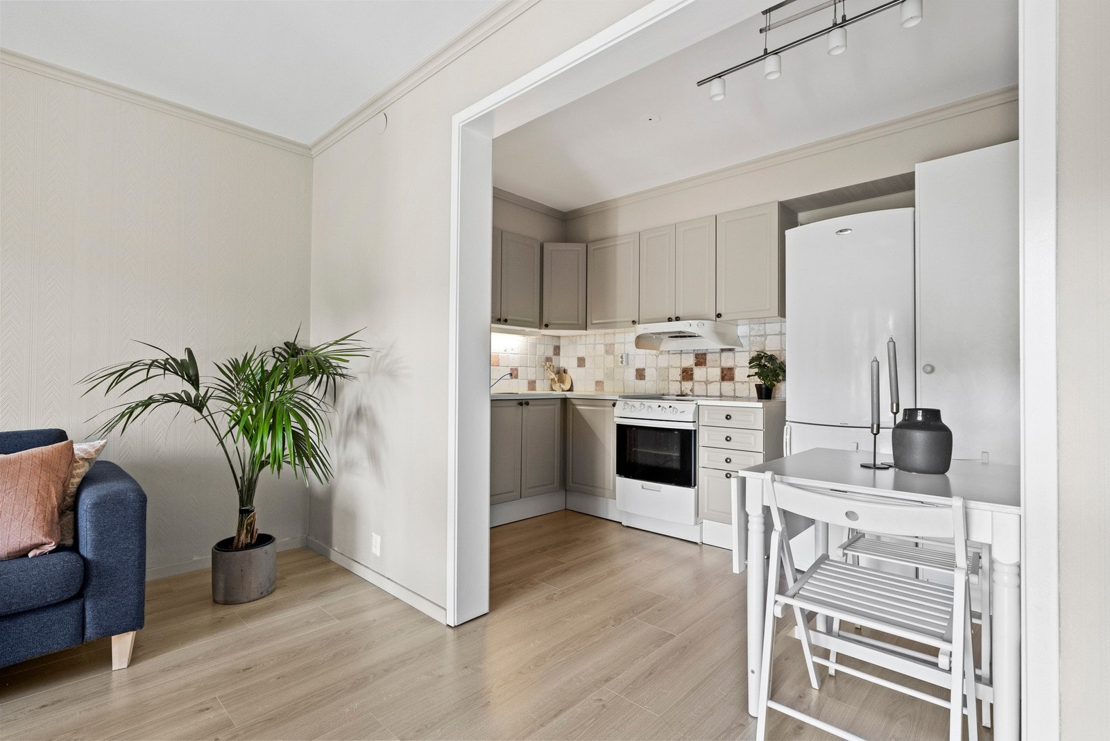 Delvis åpen løsning mellom kjøkken og stue. Galleribilde