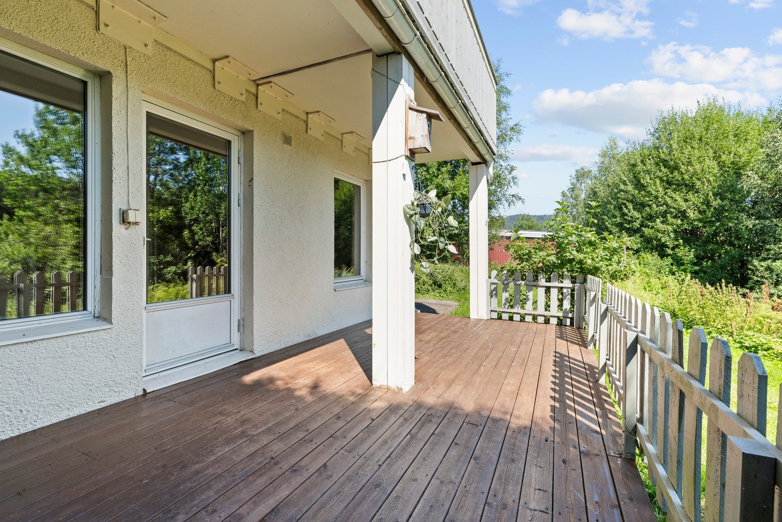 Det er plass til loungesett, grill og diverse beplantning. Galleribilde