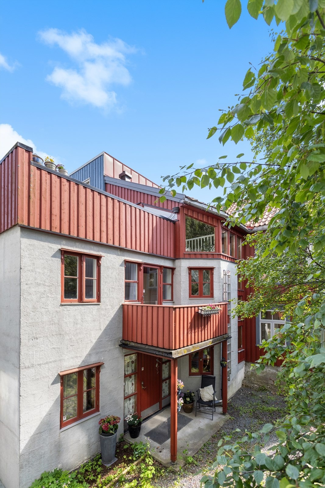 Det ble gjort en større renovering av huset på 90-tallet hvor også fasaden ble oppgradert. Galleribilde
