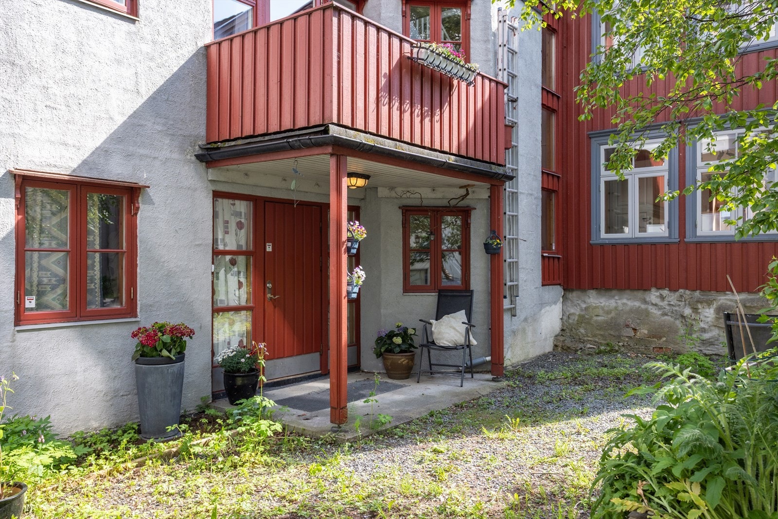 Boligen fordeler seg over fire etasjer inkludert kjeller med gode oppbevaringsmuligheter. Galleribilde
