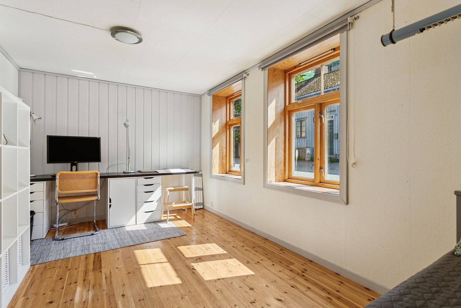 Soverommene i 2. etasje måler ca 13 og 14 m² og har meget god plass til seng, kontorpult og garderobeløsning. Galleribilde
