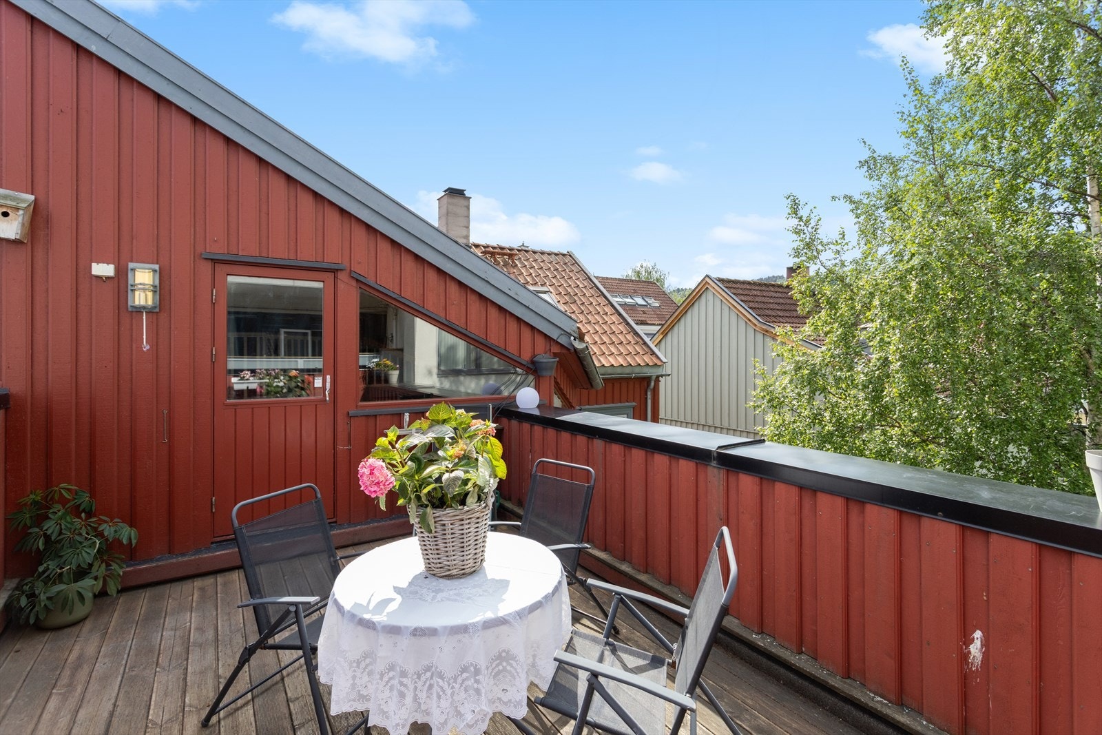 Fra loftsplan har du utgang til denne helt unike fordelen - en romslig takterrasse med svært gode solforhold. Galleribilde