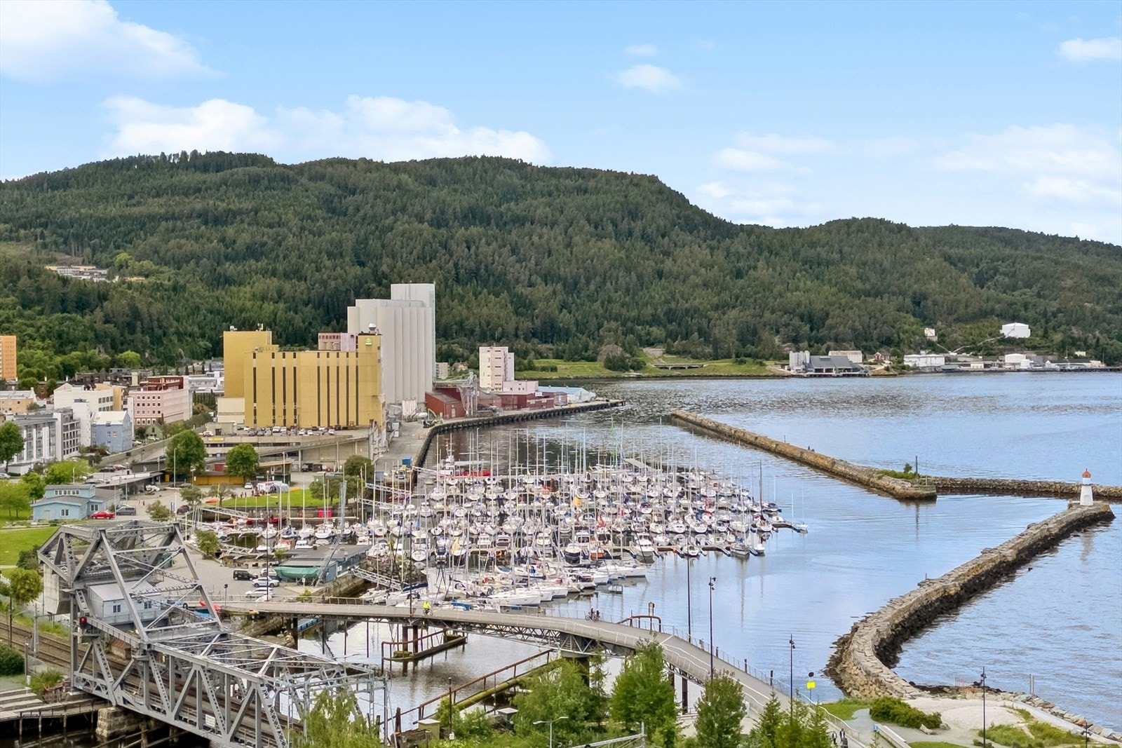 Fra Iladalen går det sti som tar deg rett opp i Bymarka med et bredt og variert turstinett året rundt og preparerte skiløyper i vinterhalvåret. Galleribilde