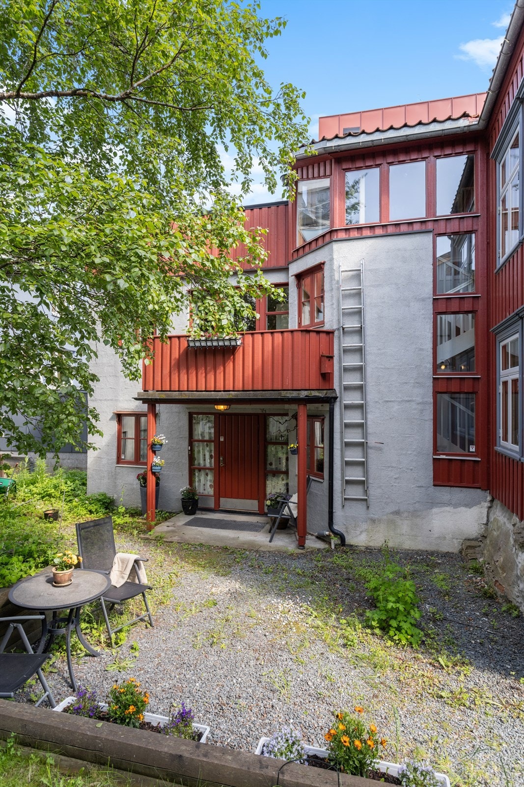 Boligen har en privat bakhage/bakgård med litt beplantning og tre. Galleribilde