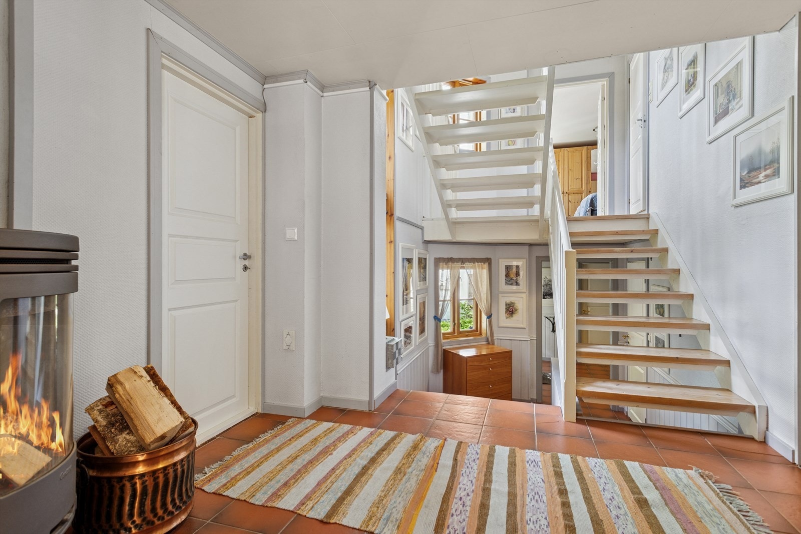 Huset er bygget med halvplan både i 1. og 2. etasje. Galleribilde