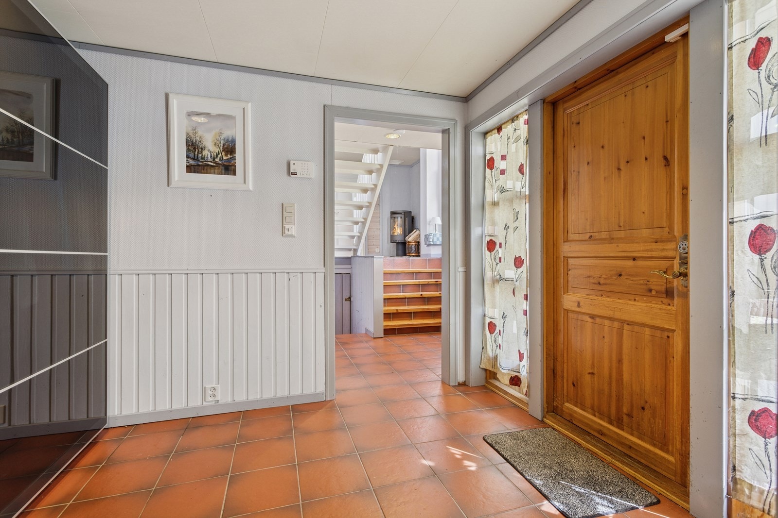 Praktisk og familievennlig gang med slitesterkt gulv lagt i fliser. Galleribilde
