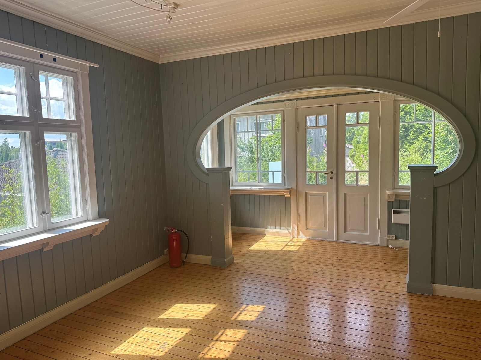 Første som møter deg i boligen er en hyggelig og lys spisestue. Galleribilde