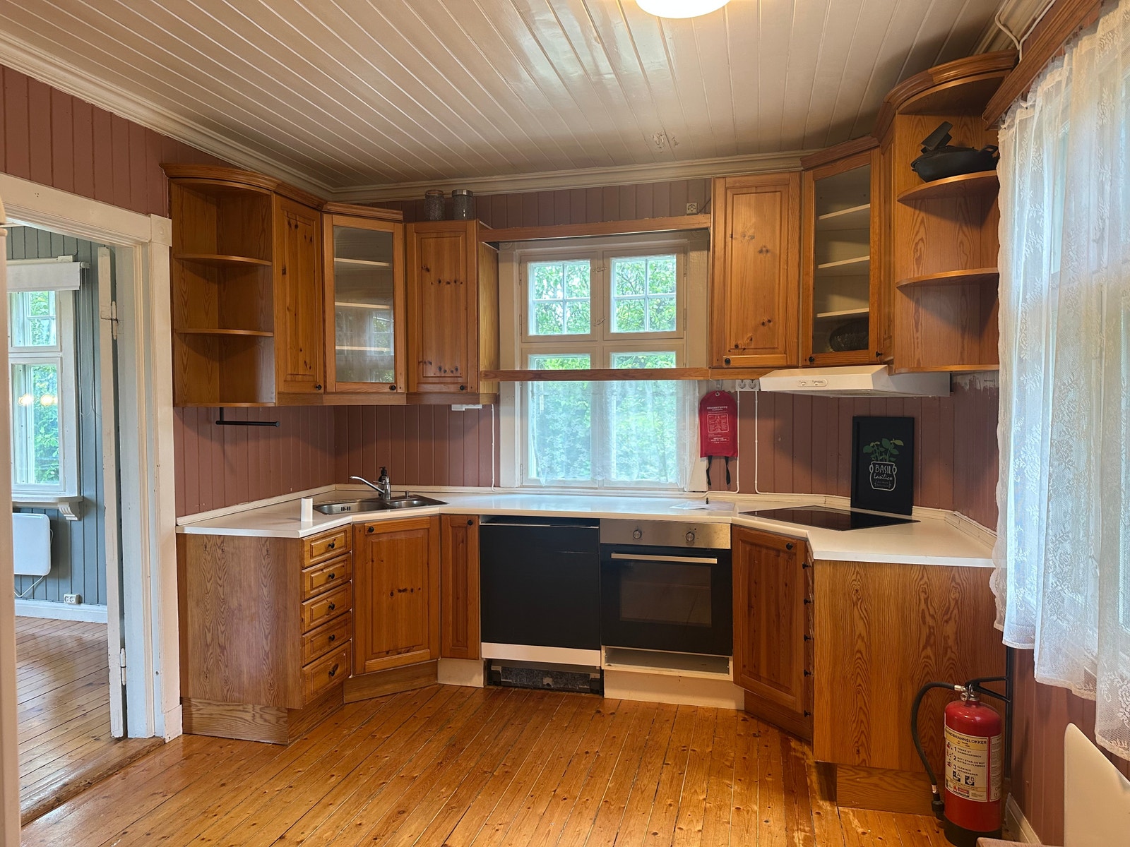 Kjøkken med oppvaskmaskin og kjøleskap. Galleribilde