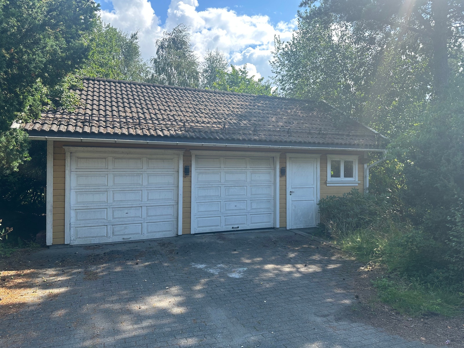 Eiendommen har en dobbelgarasje. Galleribilde
