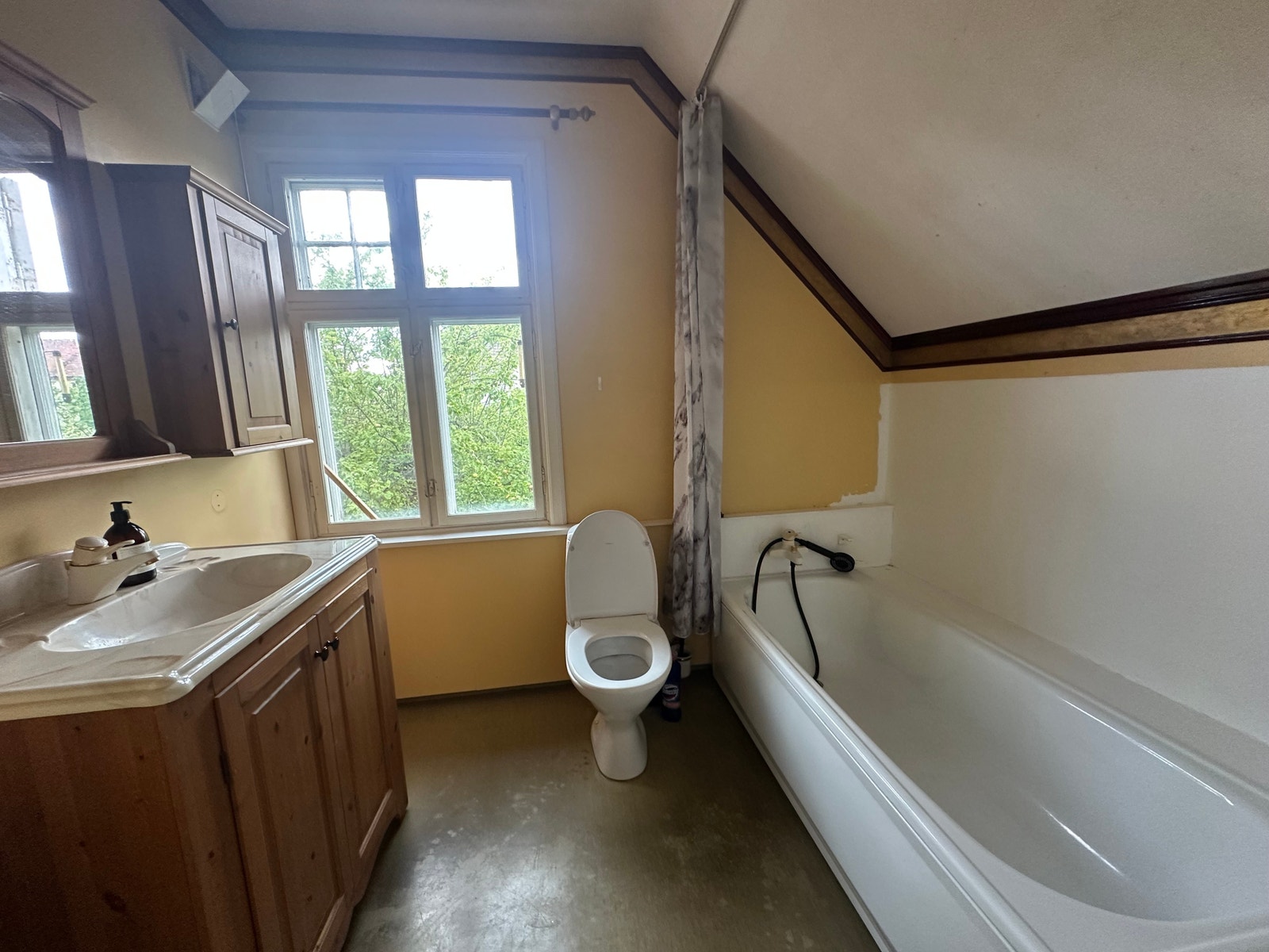 Første av to bad i andre etasje. Galleribilde