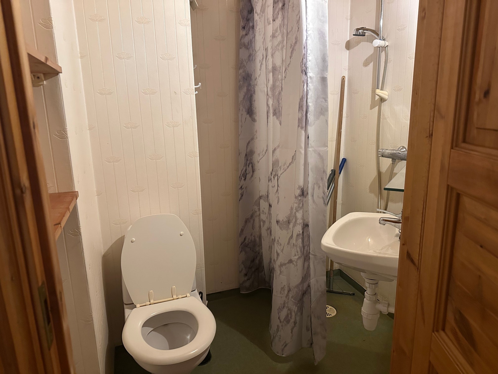 Andre av to bad er i kjeller. Galleribilde