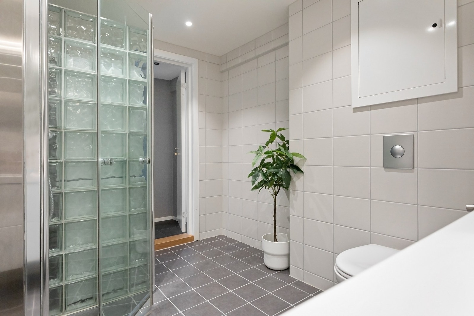 Videre utstyrt med bl.a. vegghengt wc, downlights og gulvvarme Galleribilde