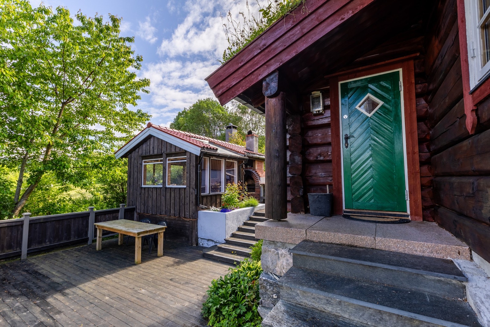 Utestue med peis/grill og stor steinbakerovn Galleribilde