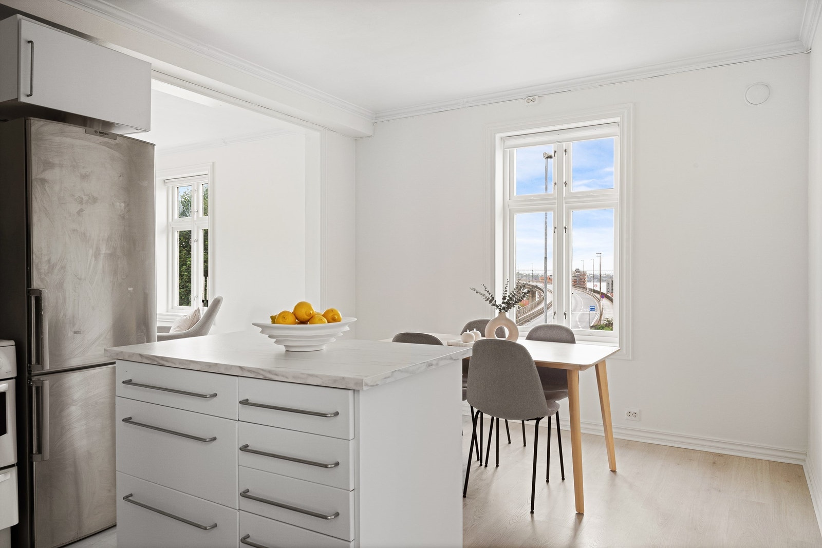 Leiligheten er lys og pen, med overflater som nylig er oppusset Galleribilde