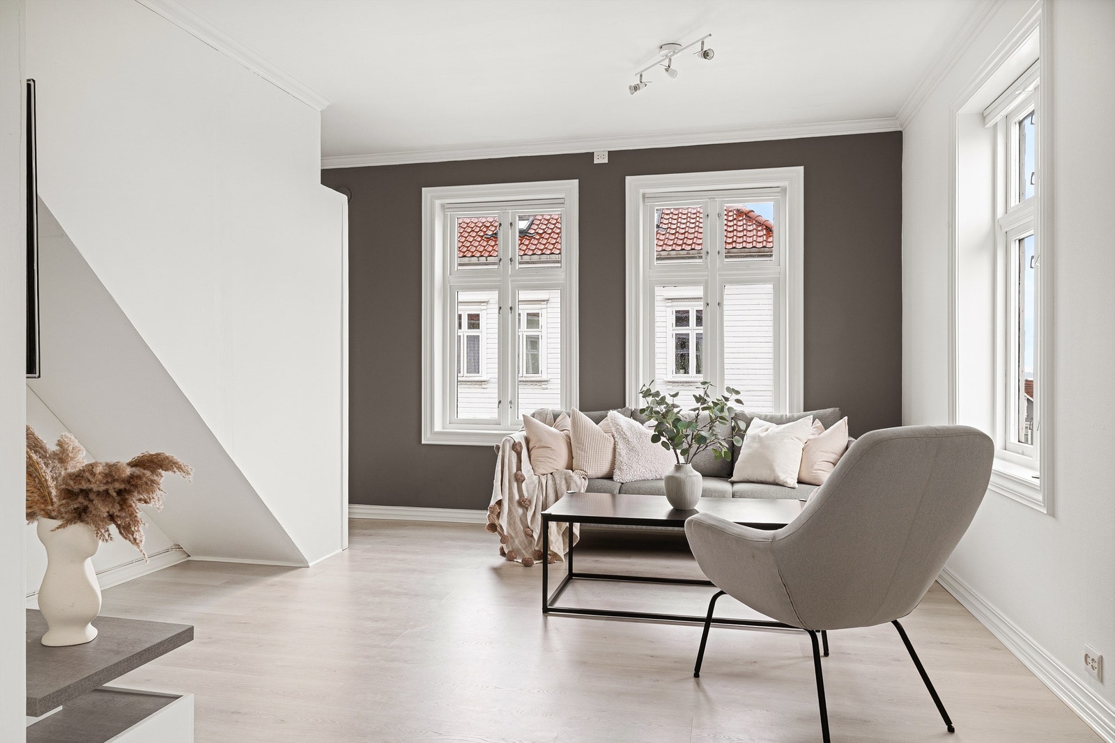 Pen 3-roms leilighet over 2 etasjer med parkeringsplass på tomt Galleribilde