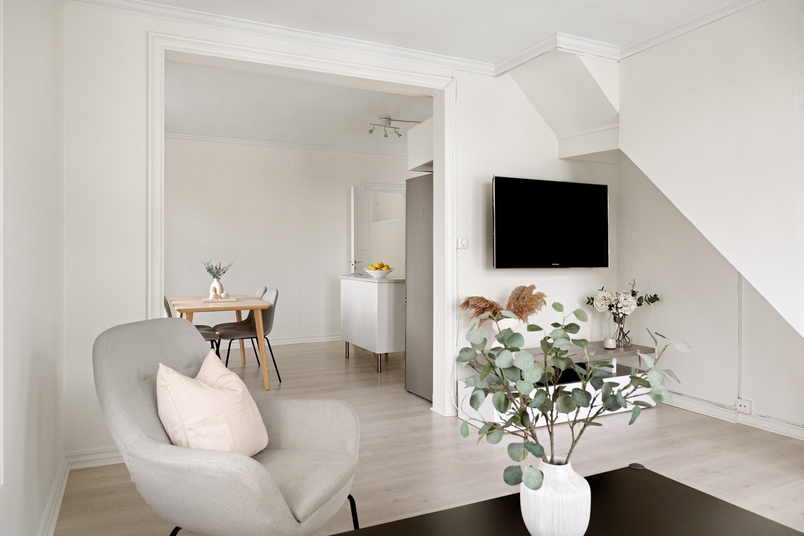 Romslig stue med trapp opp til loftsetasjen Galleribilde