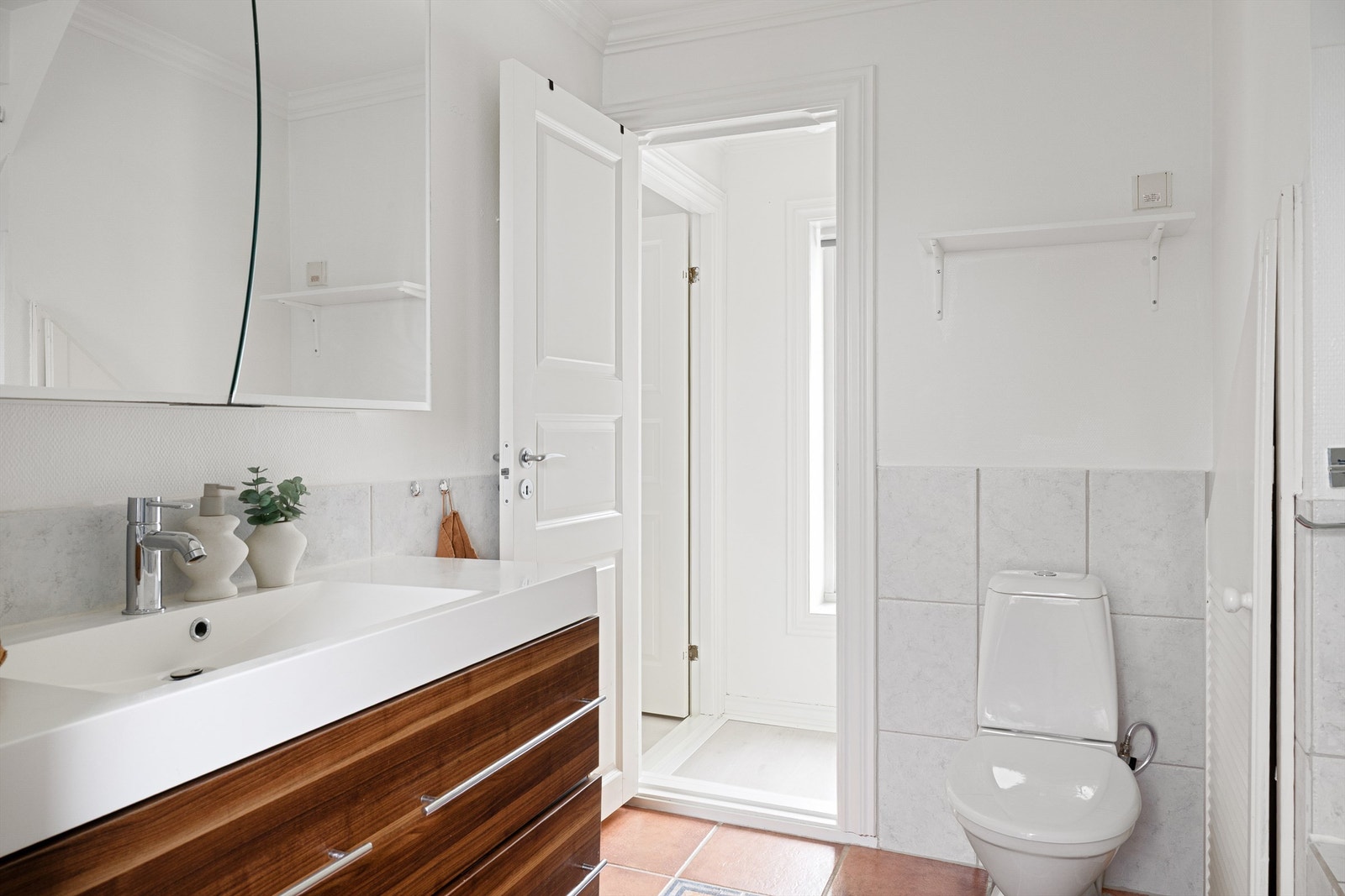 Vaskemaskinen og tørketrommelen på badet medfølger handelen Galleribilde