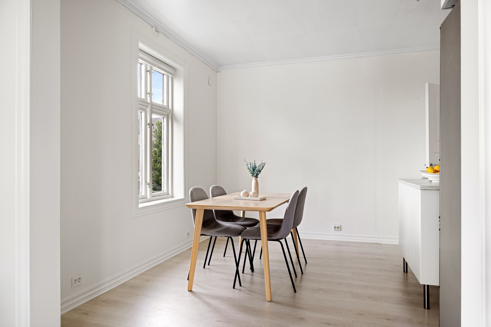 Leiligheten har store vindusflater, som gir godt lysinnslipp Galleribilde