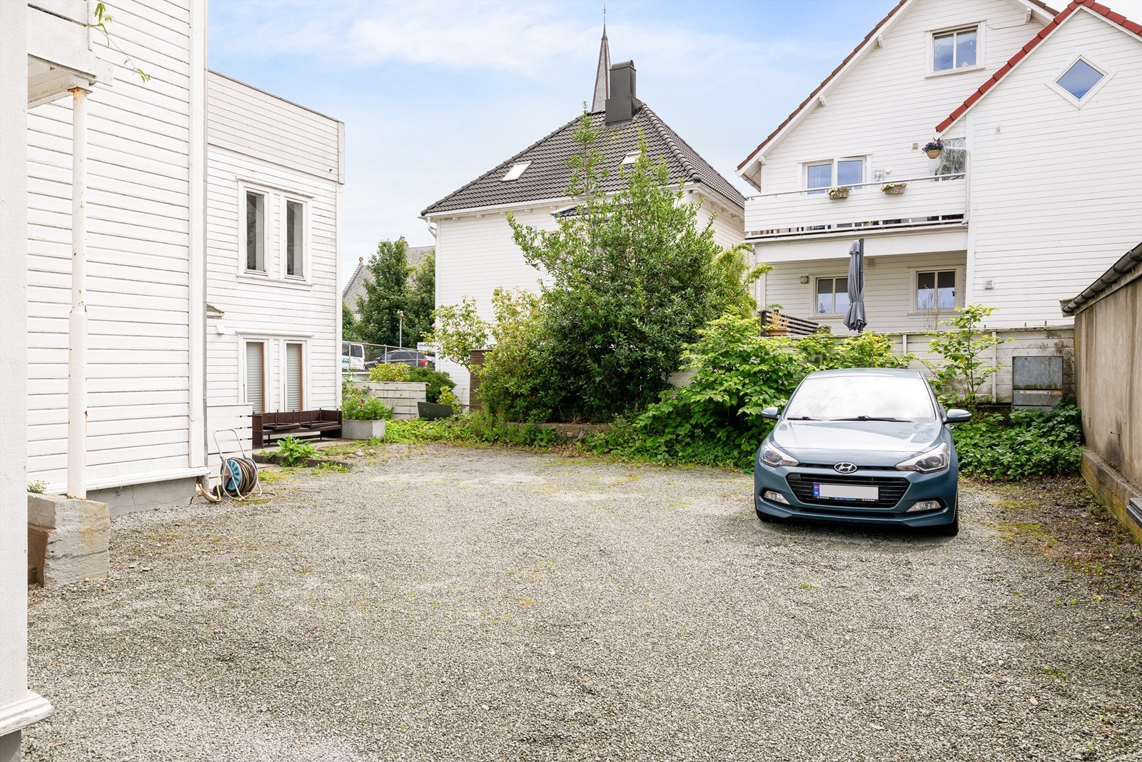 Leiligheten disponerer parkeringsplassen til høyre Galleribilde