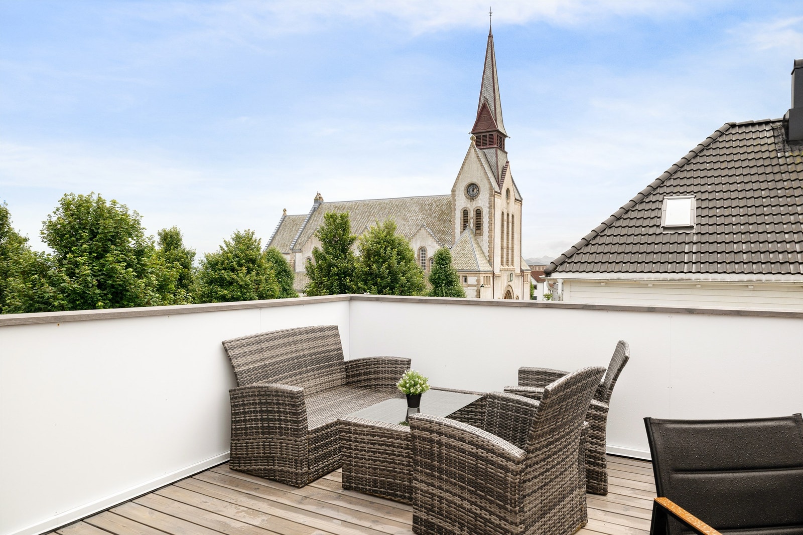 Her kan man sitte helt usjenert å nyte de varme sommerdagene Galleribilde