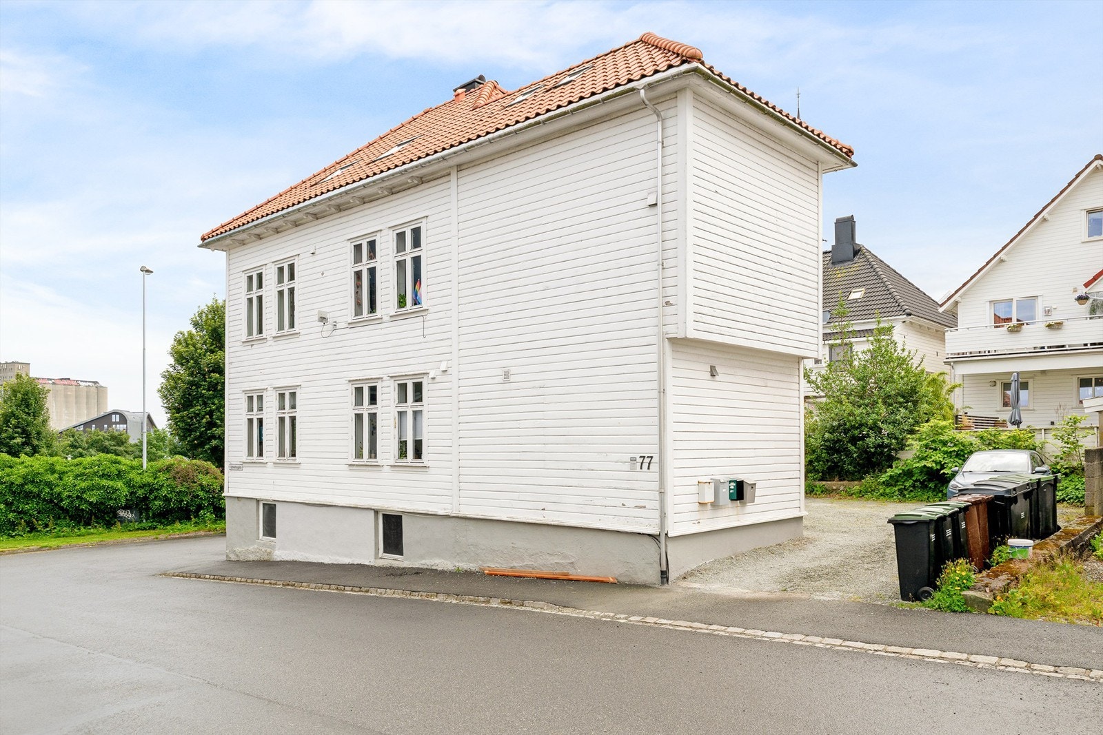 Leiligheten har en flott og tilbaketrukket beliggenhet i en rolig gate, samtidig som det er få minutters gange inn til sentrum Galleribilde