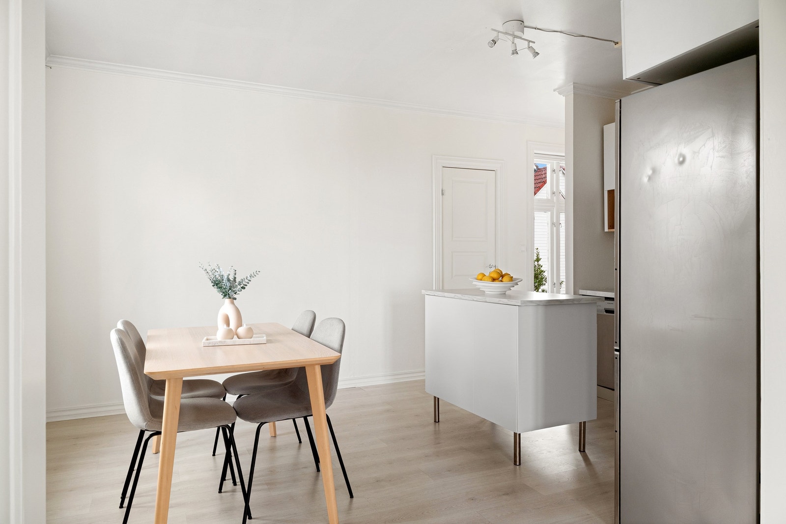 Kjøkkenøya gir god benke- og oppbevaringsplass Galleribilde