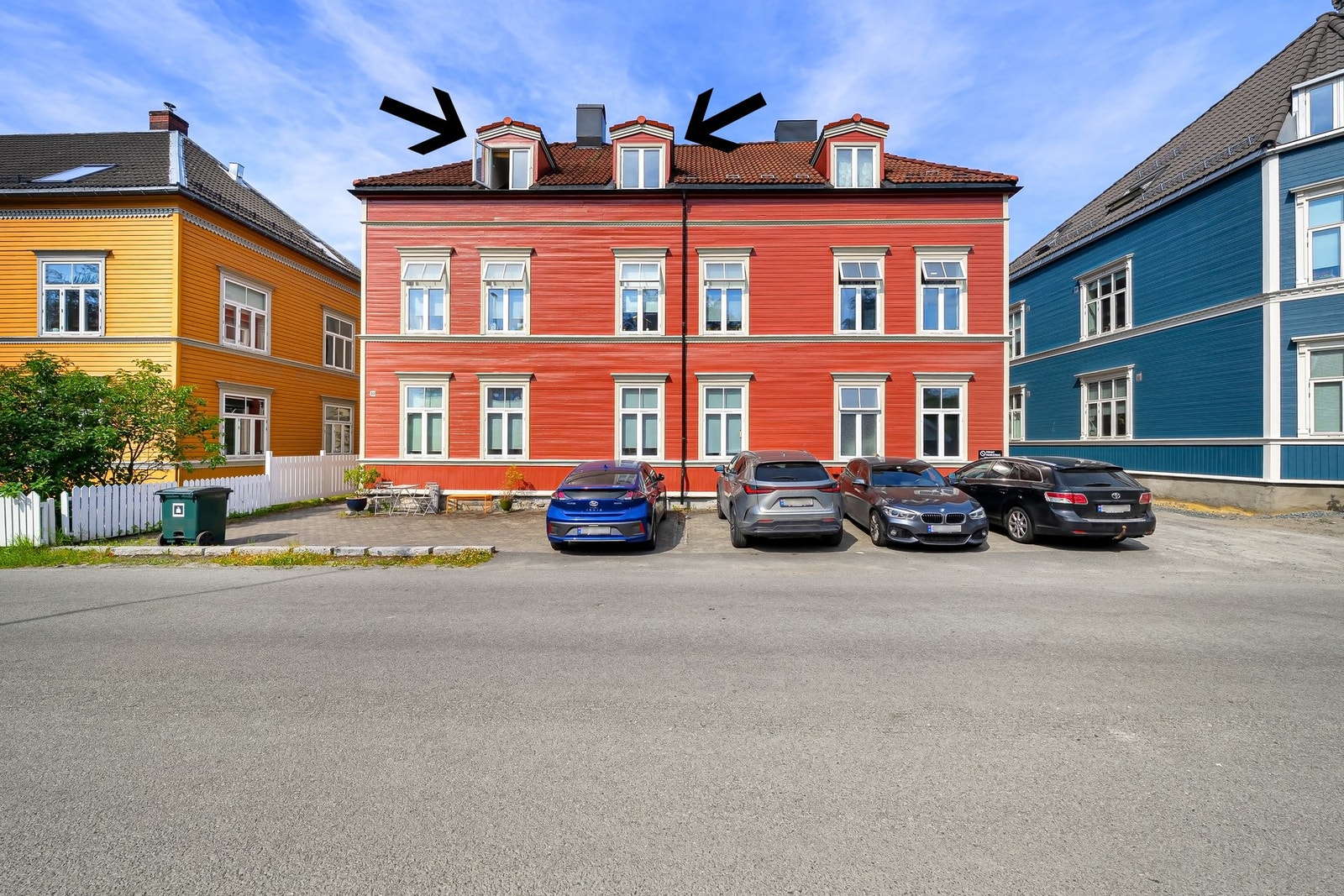 Det medfølger også en fast utendørs parkeringsplass til seksjonen. Galleribilde