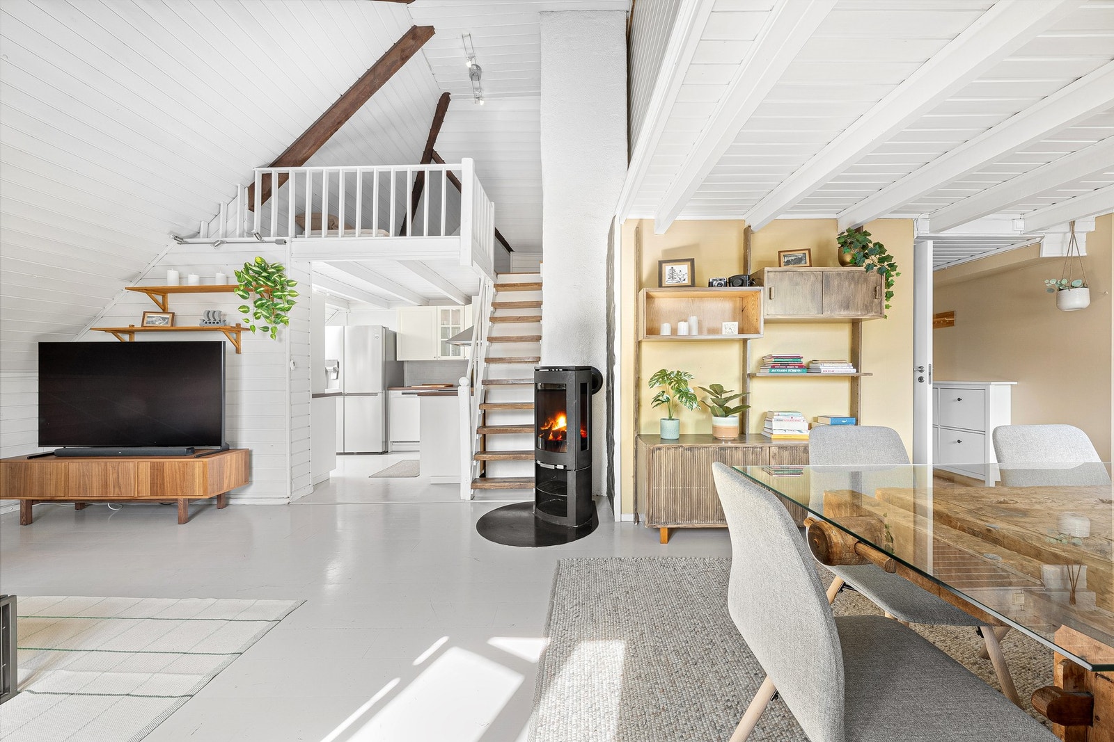 Leiligheten har en stor stue/spisestue på drøye 36 kvadratmeter. Galleribilde
