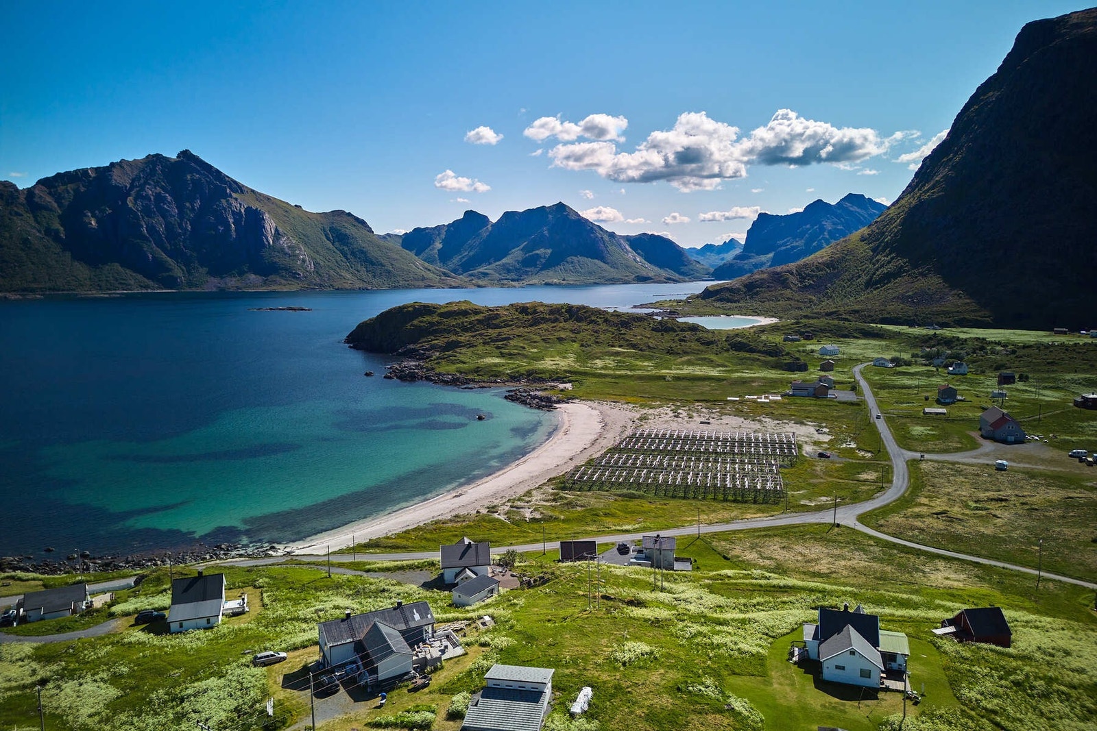 Det er flere turstier og flotte fjellturer i nærområde. Malmnessanden helt i bakgrunnen. Galleribilde