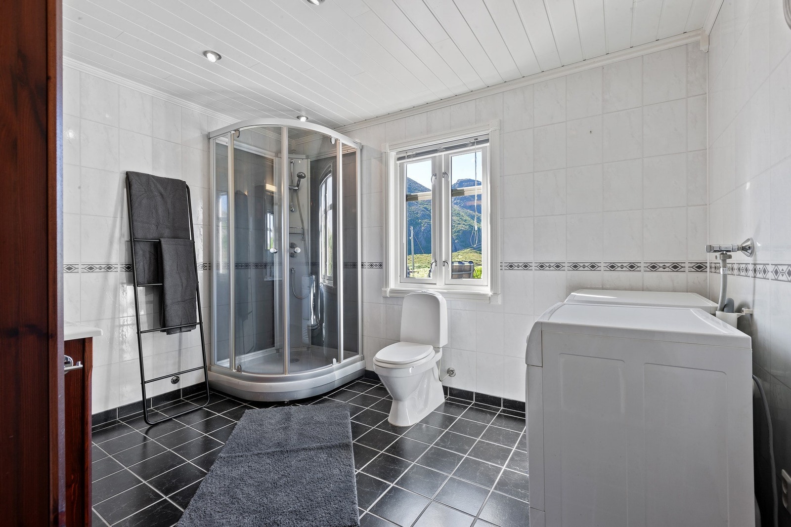 Romslig bad/vaskerom med behagelig varme i gulv. Galleribilde