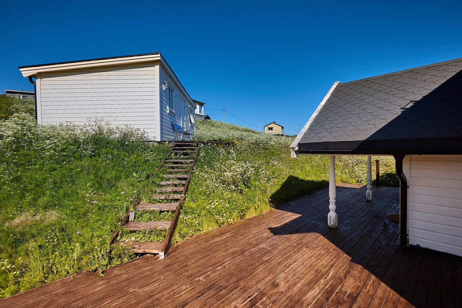 Trapp fra veranda opp til uteboden. Galleribilde