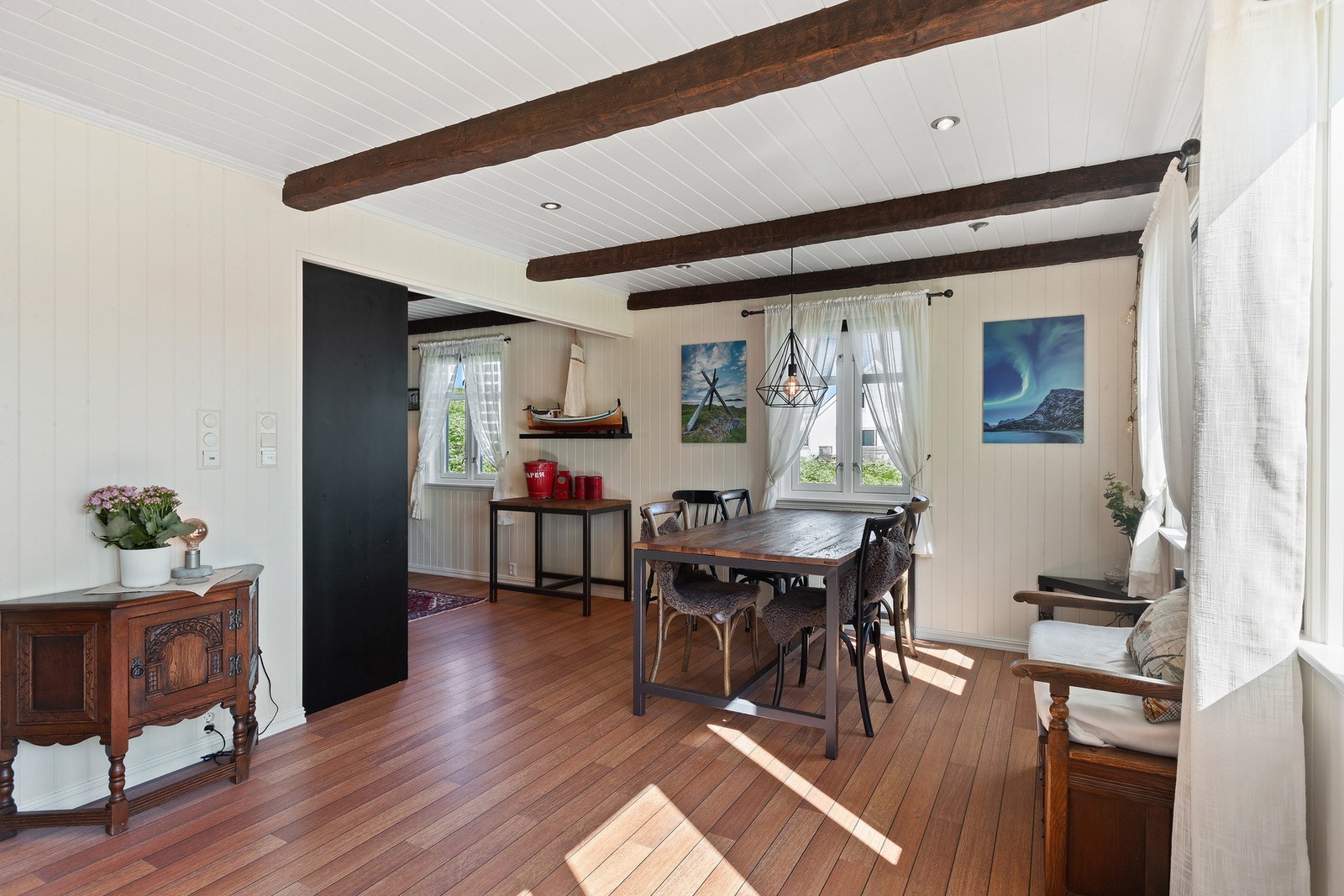 Plass til spisebord i tilknytning til stue. Galleribilde