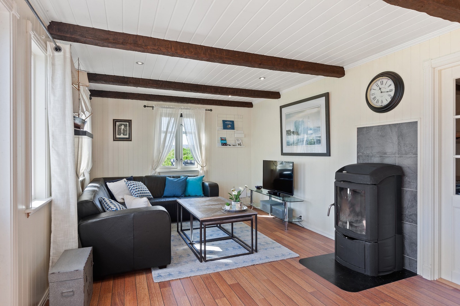 Pen belysning med spotter i tak. Galleribilde