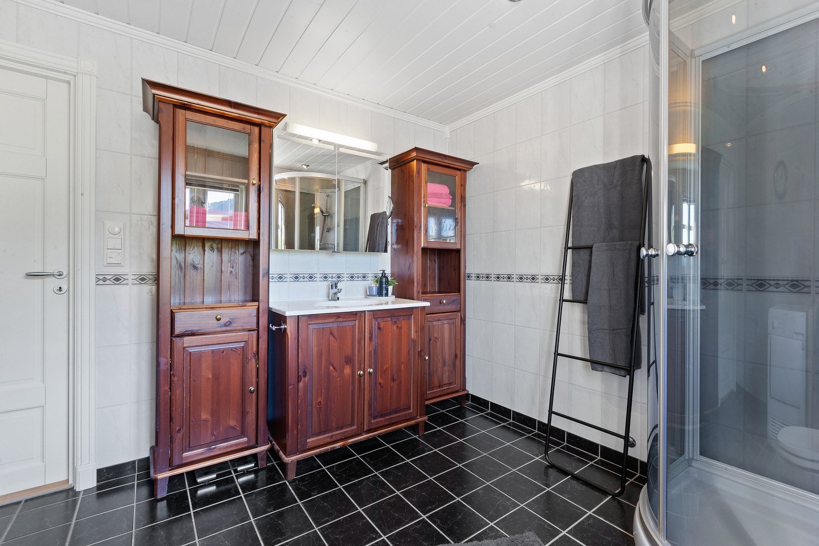 God plass til oppbevaring i badromsinredning. Galleribilde