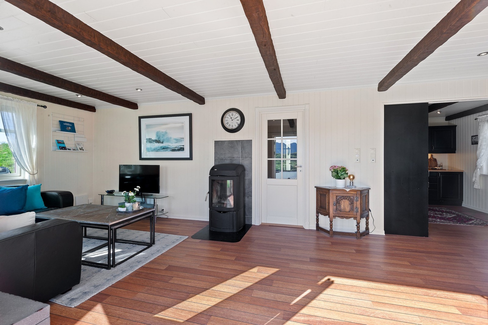 Det er varme i gulv i hele 1. etasje. Vedovn gir en lun og behagelig varme. Galleribilde