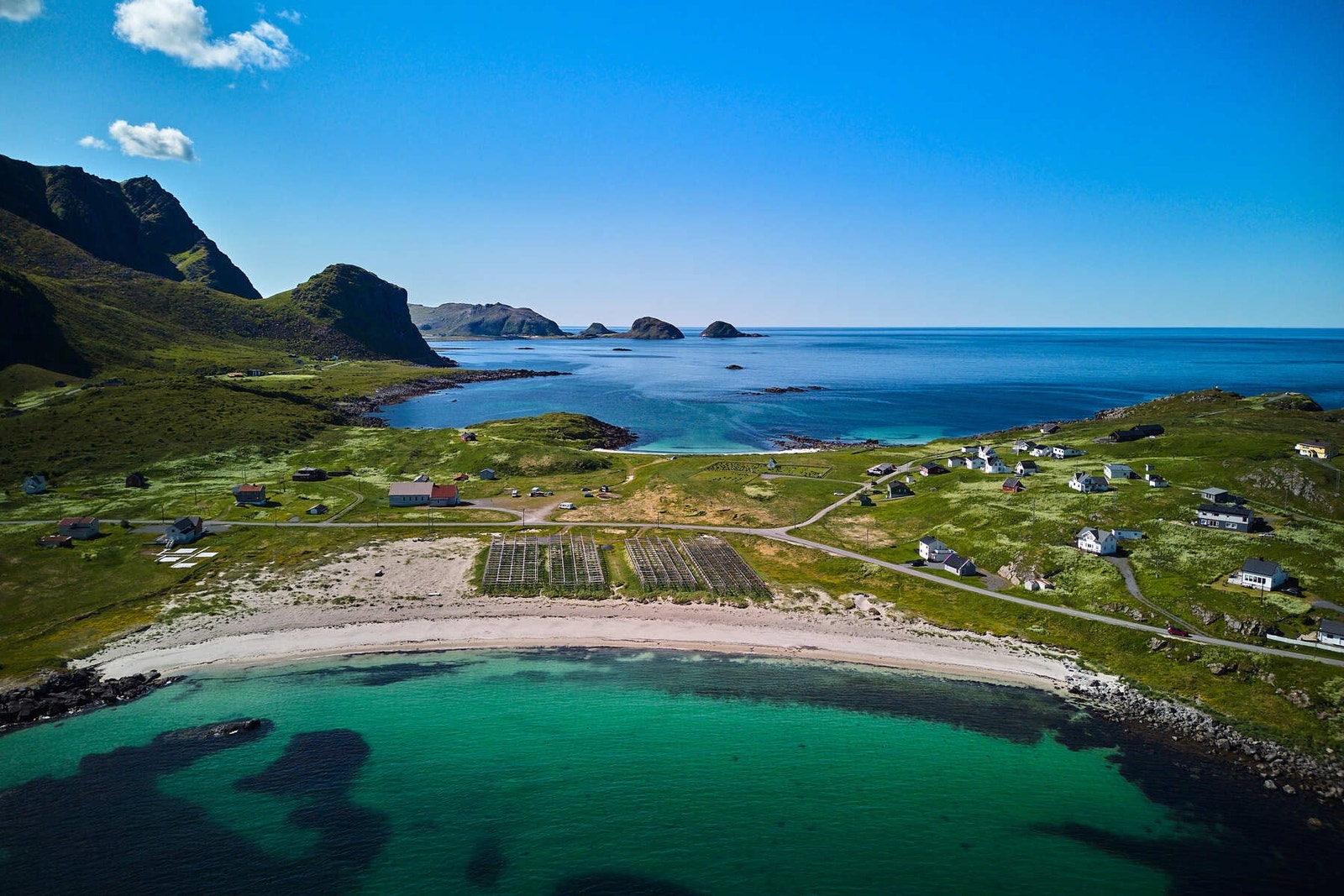 Det er et rikt fiskeliv i sjøen.
Småbåthavnen i nærheten eies av kommunen. Galleribilde