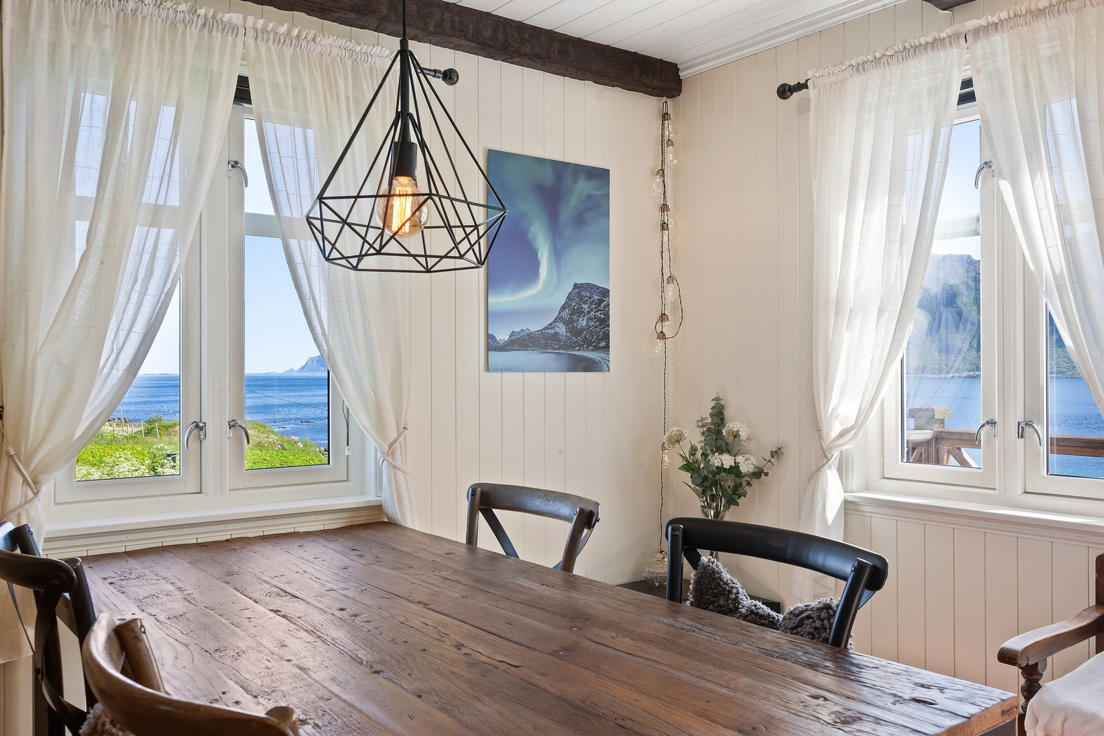 Her kan man nyte fine stunder og vakker utsikt. Midnattsola kan man se herfra på fine dager. Galleribilde