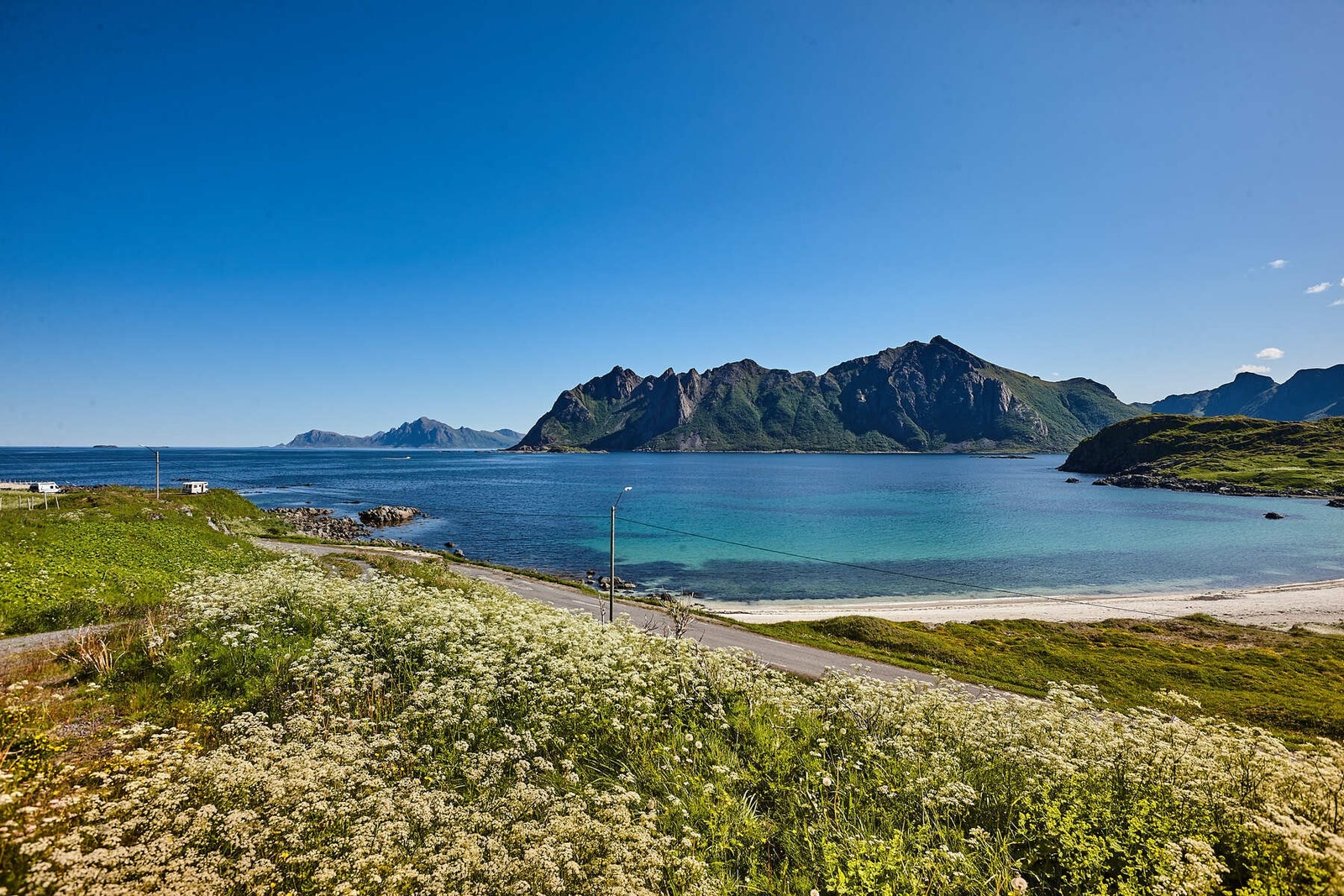 Fritidsboligen ligger naturskjønt til med en nydelig utsikt ned mot Skiftesanden og ut mot hav og fjell. Galleribilde